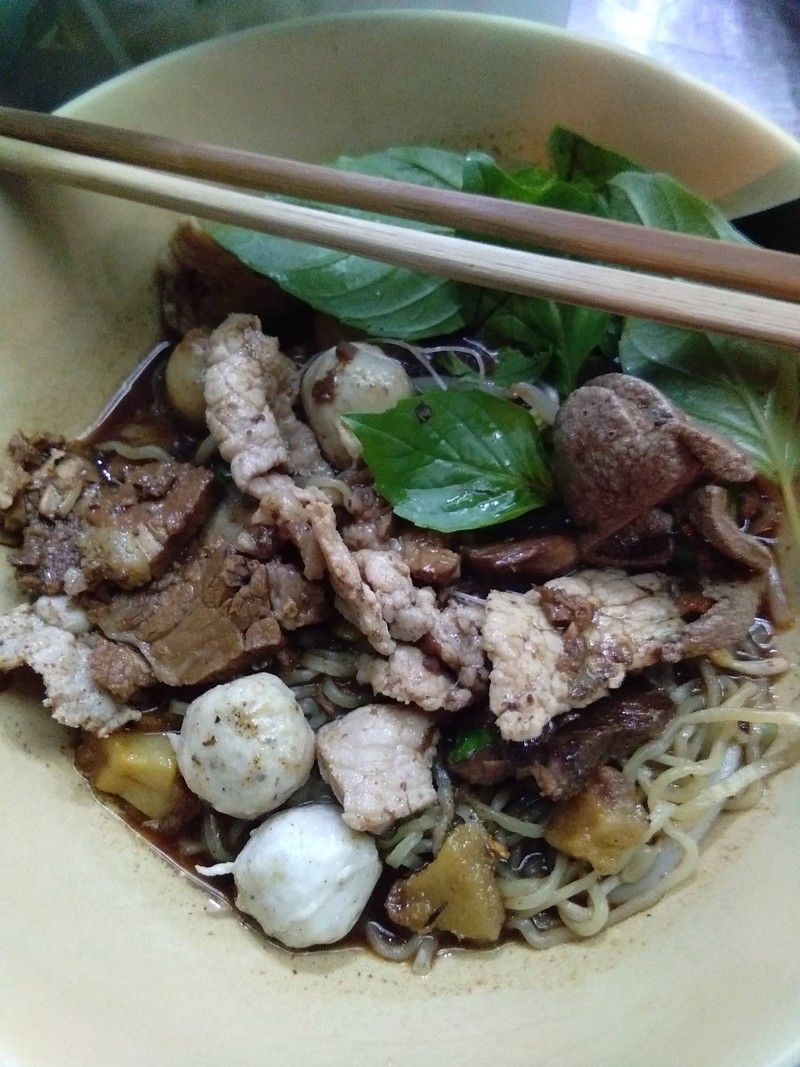 เส้นหมี่ หมูเนื้อดปื่อย หมูสด ลูกชิ้น น้ำตก
#เส้นหมี่เหลืองน้ำตก