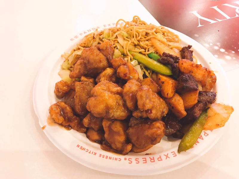 จานนี้มีผัดหมี่, สเต๊กเนื้อผัดกับกุ้ง และหมูส้ม