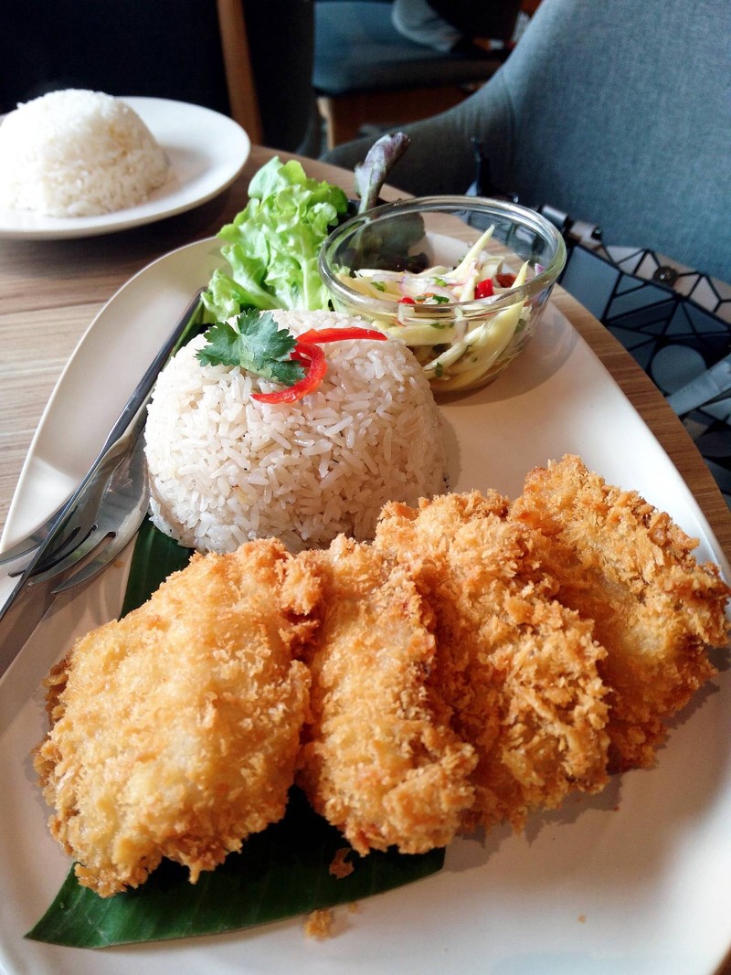 ข้าวคลุกน้ำปลาหอมปลากะพงกรอบ 165 บาท