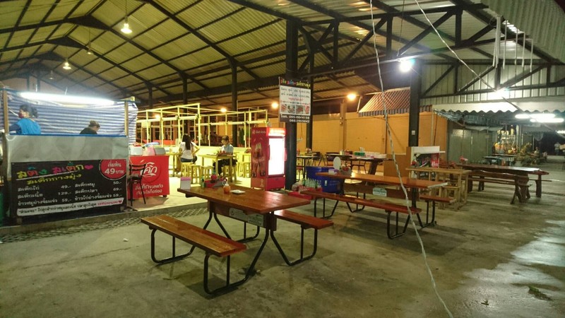 ตลาดโค้งสน