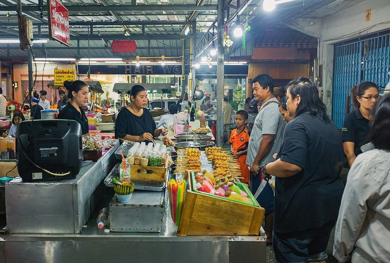 ตลาดสดเจริญผล