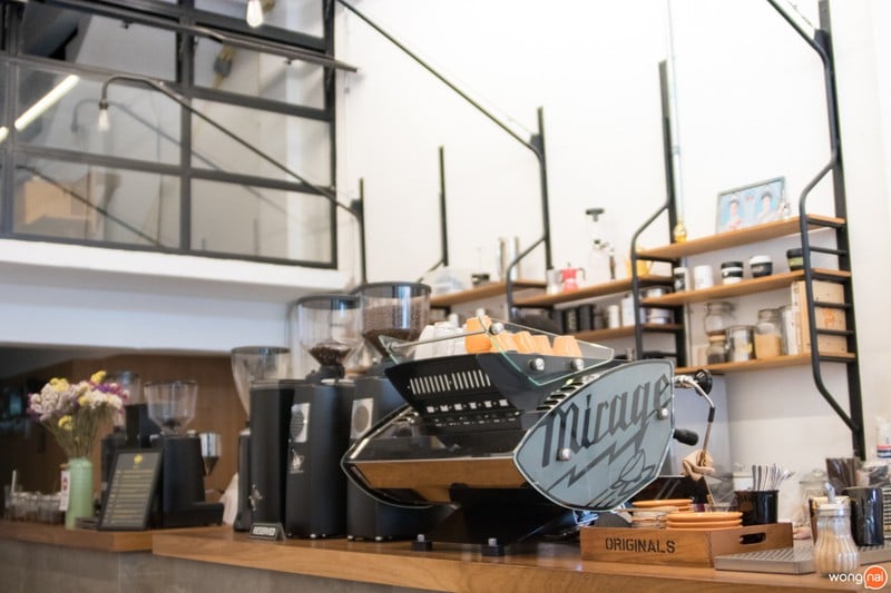 เที่ยวเชียงใหม่ ร้าน Ponganes Coffee Roasters โรงคั่วกาแฟ ที่ปรับเอาบริเวณหน้าร้าน ให้กลายเป็น Showcase สำหรับเข้ามาเลือกดูกาแฟ รูปจาก Wongnai