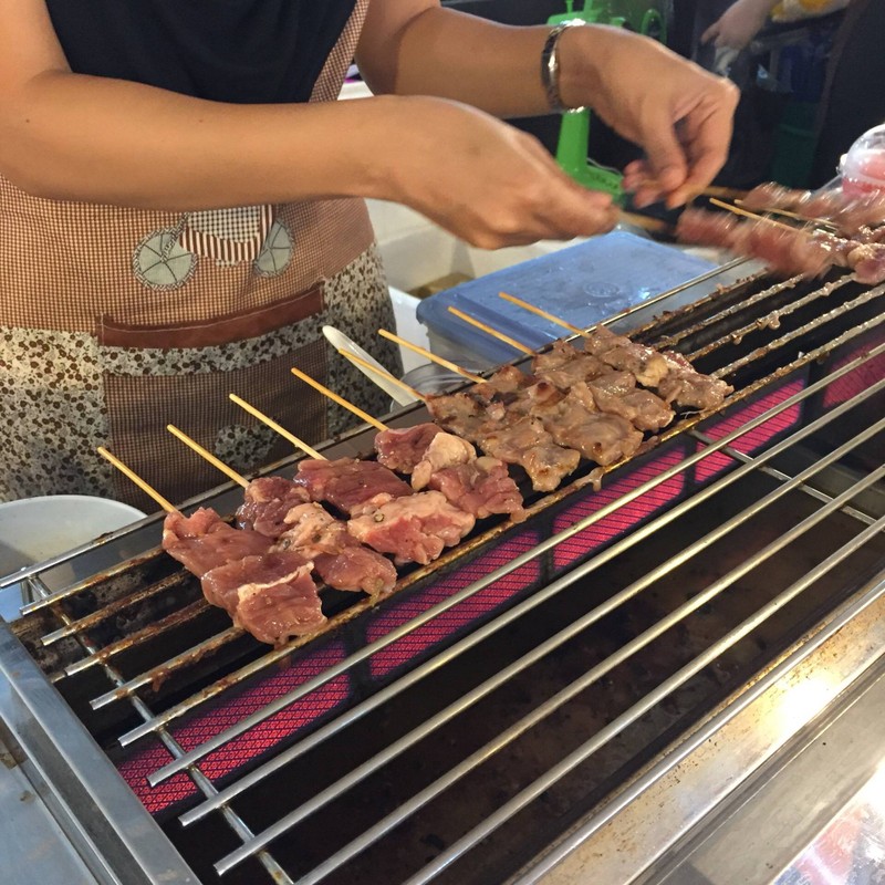 เนื้อย่างโคขุน สูตรพิเศษ ใช้เนื้อสันนอก รับประกันความนุ่มและความอร่อย ไม้ละ10.-