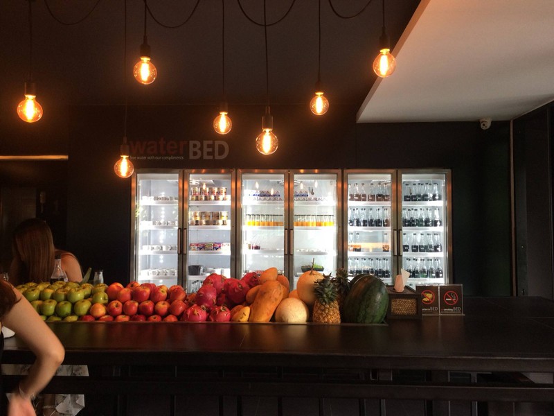 ผลไม้กินฟรีตลอดถึง 6 โมงเย็น น้ำในตู้นั่นก็ด้วยฟรี กินได้ตลอด