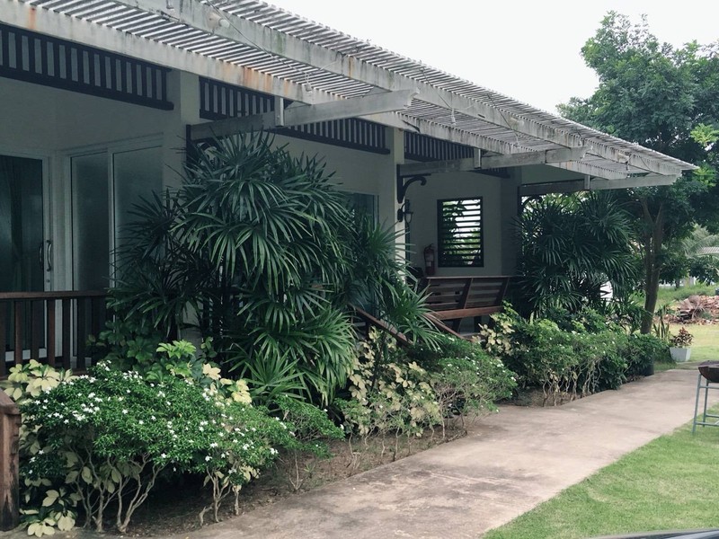 วิลล่า 1 หลังมี 2 ห้อง ซึ่งจอง 8 คนนี่คือ 1 ห้องนะ ไม่ใช่ 1 หลัง