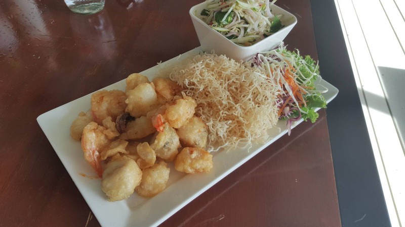 ยำseesea กุ้ง หมึก เครื่องเคียง ราคาแอบสูงนิสนึง 250