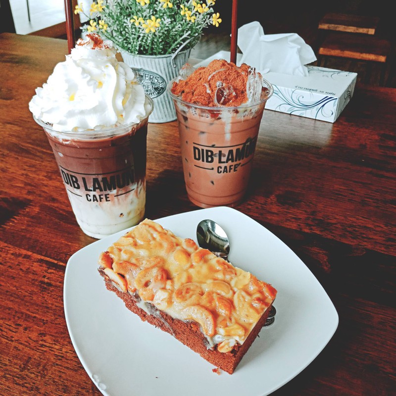 เครื่องดื่มอร่อย เค้กรสชาติหวานพอดี