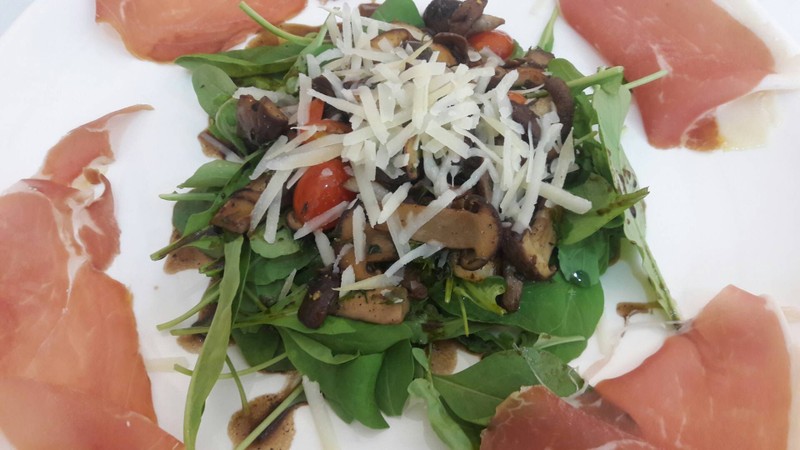 สลัดเห็ดผัดกับทรัพเฟิลออยล์เสิร์ฟกับผักร็อคเก็ตและอิตาเลี่ยนพาม่าแฮม