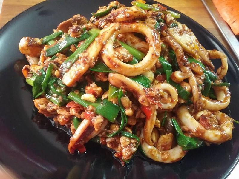 ปลาหมึกไข่เค็ม แกบอกว่าที่น่าตาเป็นแบบนี้เพราะเข้มข้นกว่าร้านอื่นมาก