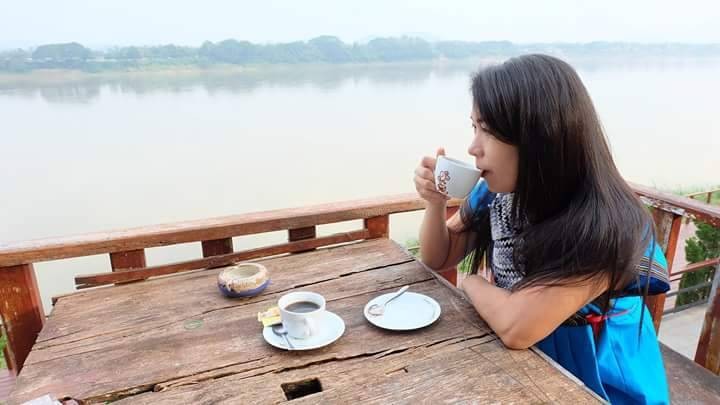 จิบกาแฟยามเช้าริมแม่น้ำโขง