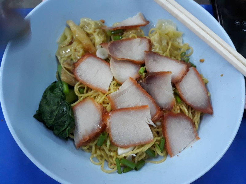 บะหมี่เกี๊ยวหมูแดง รสชาติใช้ได้ เส้นทำเอง กัดคล่องคอ อร่อยดี (ซดกับน้ำซุปจะอร่อย