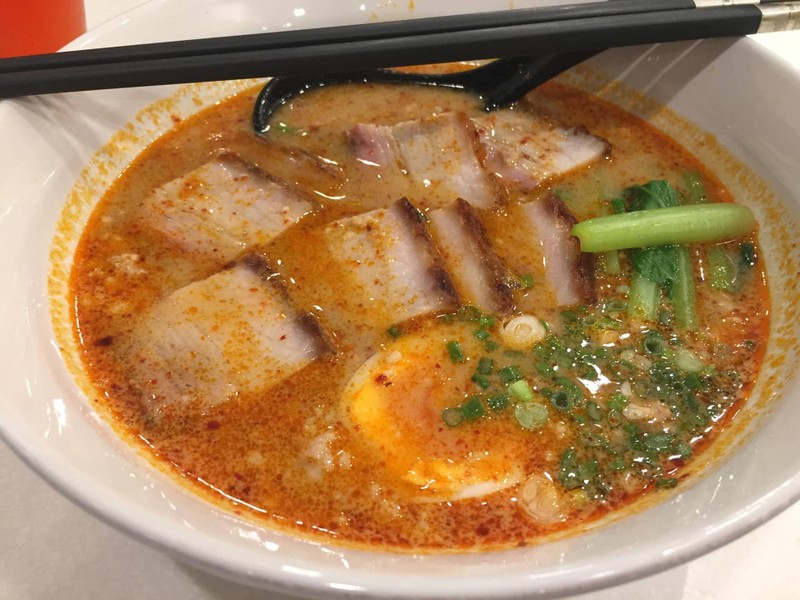 ตอนสั่งถามแล้วว่าเผ็ดไหม พนักงานบอกไม่เผ็ด ชอบน้ำซุป อร่อยดี ประทับใจหมูกรอบมากๆ