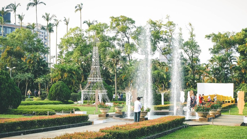 สวนสไตล์ยุโรปที่อยู่ตรงข้ามสวนสไตล์จีนแบบพอดิบพอดี