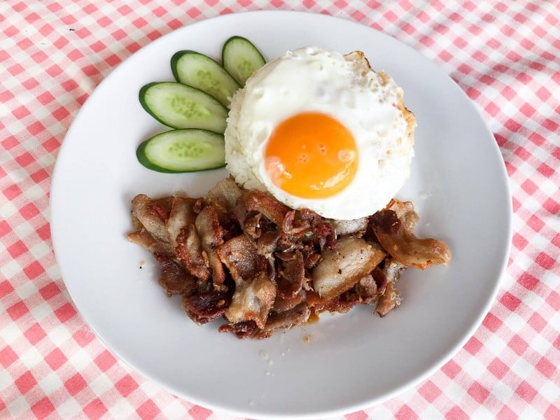 ในเมนูเขียนว่า ข้าวหมูกระเทียม แต่ตอนนำมาเสริฟ คือว้าว! เบคอน! รสชาติเยี่ยมมาก