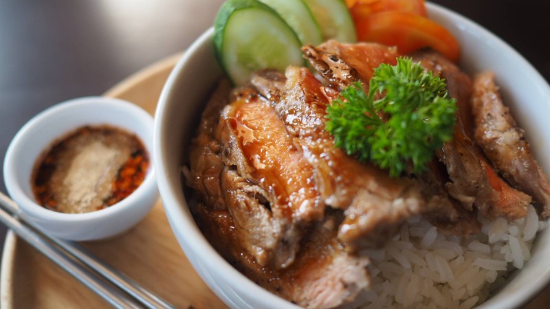 ข้าวญี่ปุ่นมากับเนื้อโหนกโคขุนราดซอสเทอริยากิ เสิร์ฟพร้อมน้ำจิ้มแจ่วรสชาติจัดจ้า