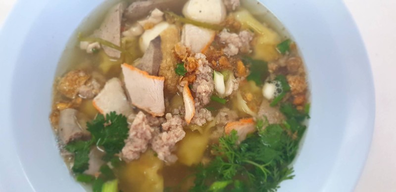 เกี๊ยวน้ำหมูธรรมดาชามเดียวอิ่ม...น้ำซุปอร่อยแล้วไม่ต้องปรุง  เกี๊ยวได้เยอะ เครื่