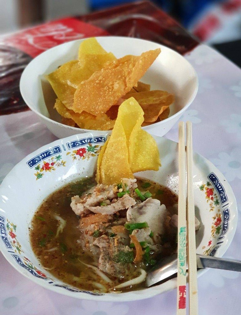 กินคู่กับเกี้ยวกรอบ เด็ด (ก๋วยเตี๋ยวชามละ 40 บาท แบบพิเศษ)