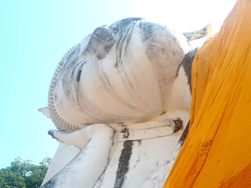 ใบหน้าสวยงามได้สัดส่วน ยิ้มแย้ม