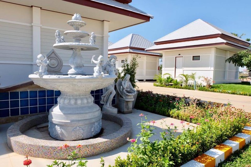 ภาพจาก : https://www.facebook.com/resortbualuangangthong/