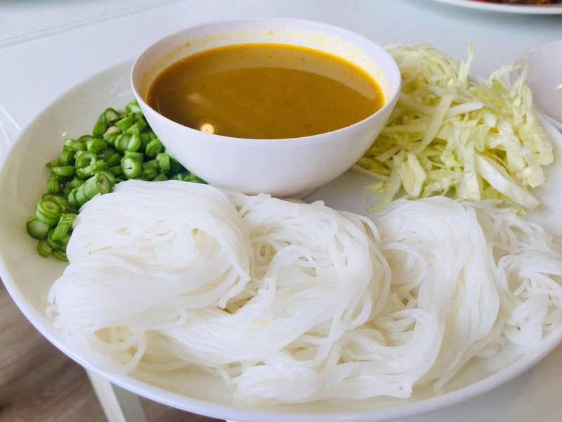 ชอบรสชาดขนมจีนน้ำยาใต้ไม่เผ็ดจนเกินไป  รสกลมกล่อม อร่อยคอนเฟิมแน่นอนค่ะ 