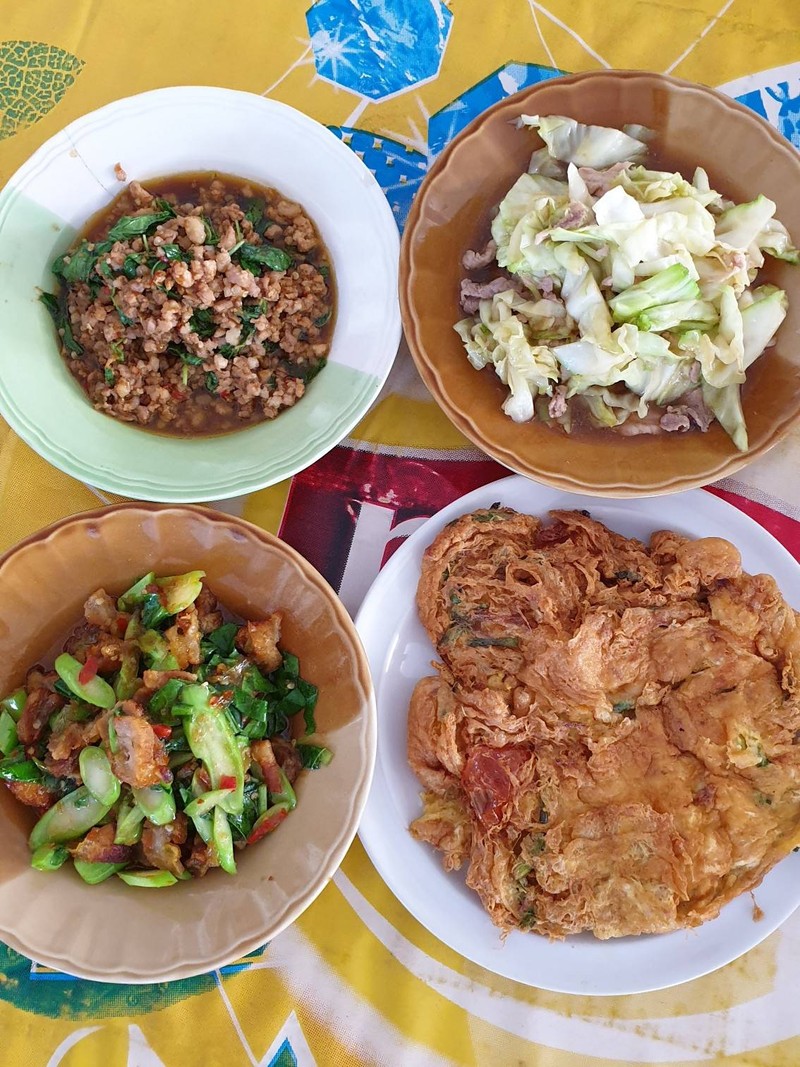 โดยรวม ๆ 4 จาน 280 บาท ข้าวอีกจานละ 10 บาท