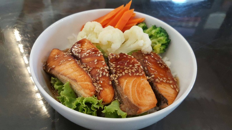 ข้าวหน้าปลาแซลม่อนย่างซอสเทริยากิ