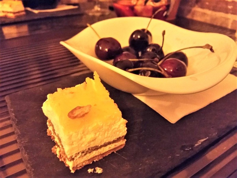 ของหวานและเชอร์รี่ที่งอมไปนิด