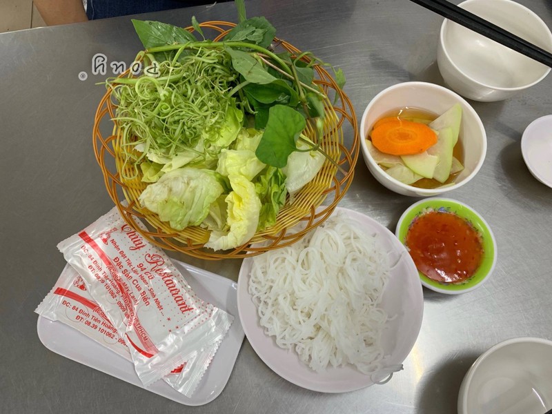 มีขนมจีน และผักสด