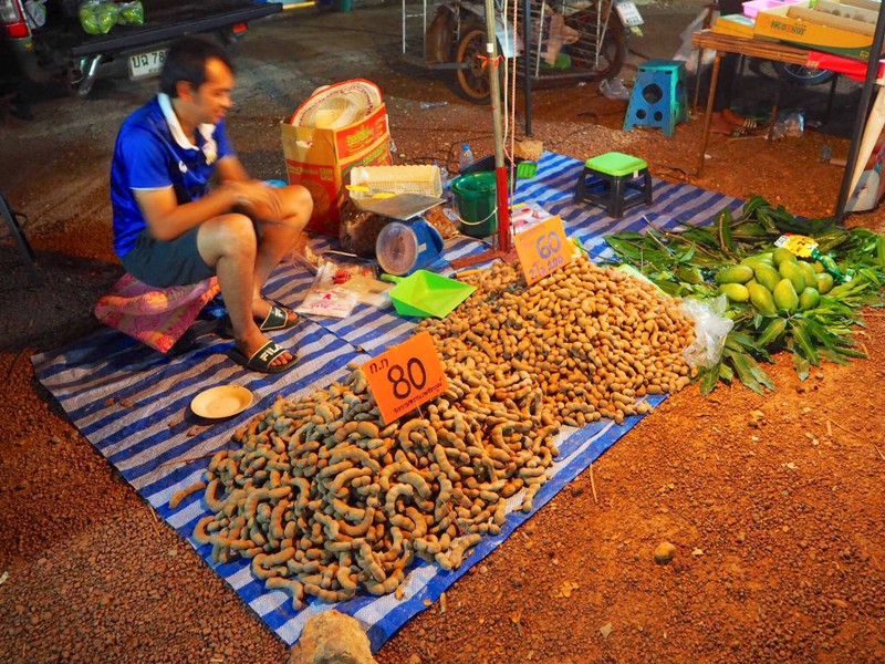 ตลาดนัดข้างปั๊ม แบกับดินเลย