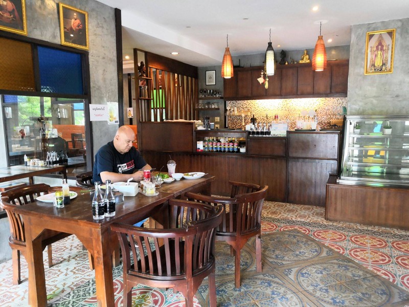 เคาน์เตอร์เครื่องดื่มจะอยู่ด้านในค่ะ