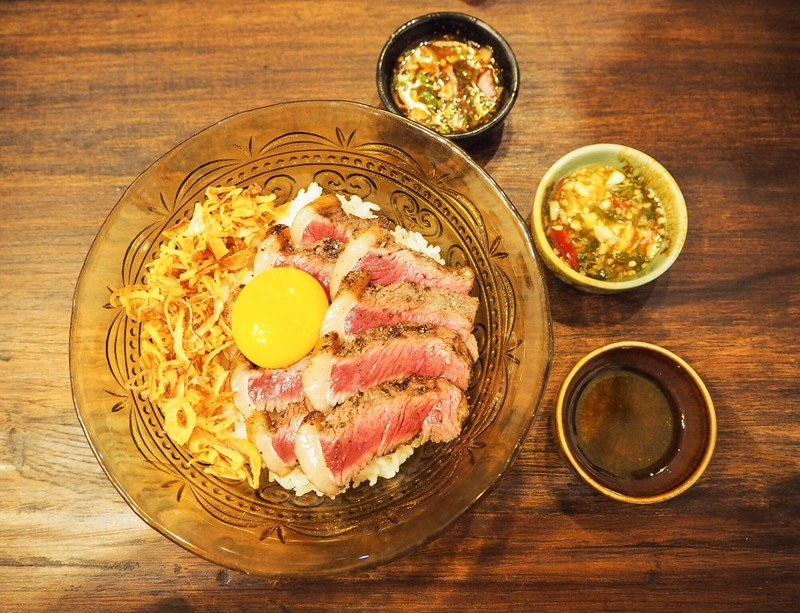 🐂🐄แบบmedium rare นุ่มๆ ติดมันนิดๆ เสิร์ฟพร้อมกับน้ำจิ้ม3ชนิด