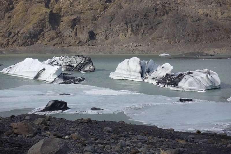 ก้อนน้ำแข็งสีดำ มาจากเถ้าภูเขาไฟ