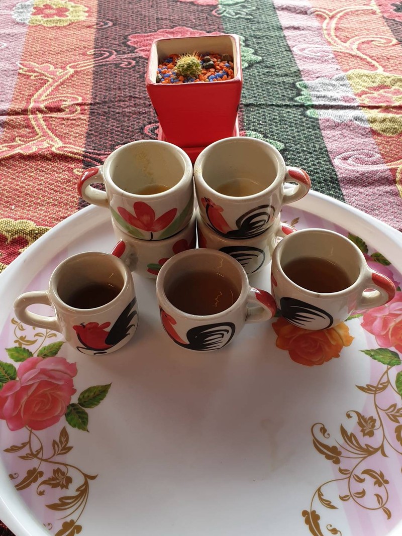 มีทั้งชาร้อนยี่ห้อต่าง ๆ (อุ่หลงแต่ละเบอร์) และน้ำขิงที่ได้จากขิงผงให้ชิมฟรี