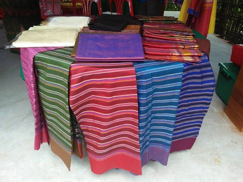 ขอขอบคุณรูปภาพจาก FB หมู่บ้านท่องเที่ยวไหม"บ้านสนวนนอก" อ.ห้วยราช จ.บุรีรัมย์