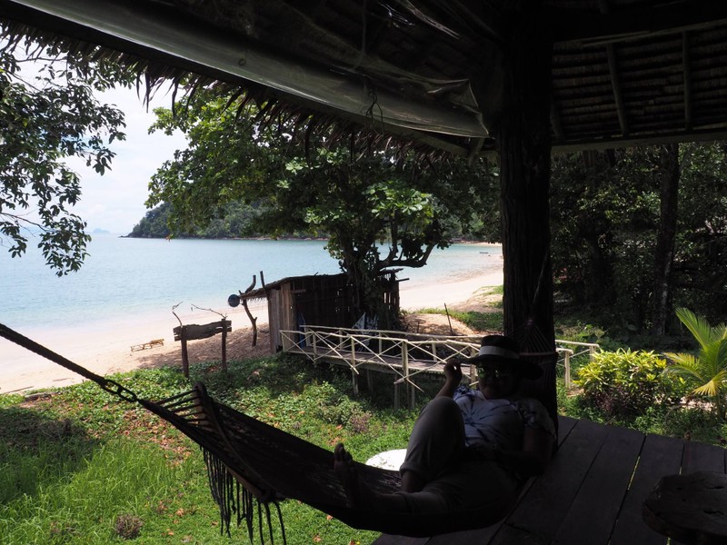 หน้าระเบียงที่พักชิลล์ ทะเลอยู่หน้าห้องเลย