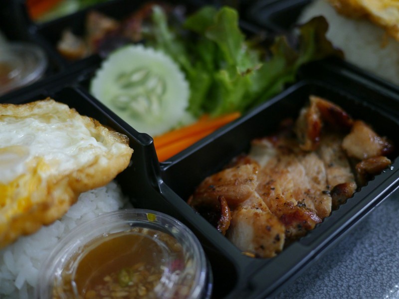 ข้าวสเต็กไก่/ไข่ดาว ราคากล่องละ 60 บาท