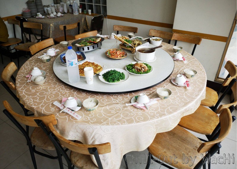 จัดโต๊ะไว้พร้อมทาน