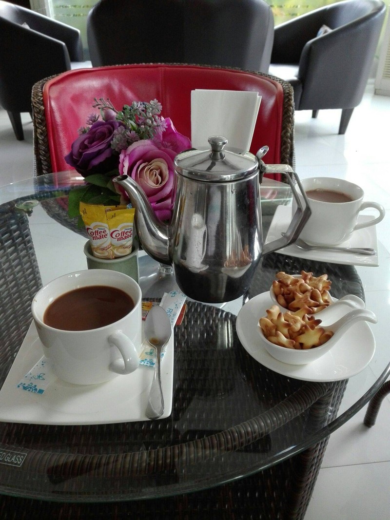 มีกาแฟและขนมให้ในตอนเช้า