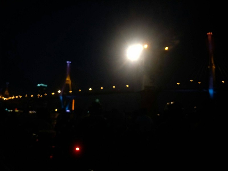 แสงไฟยามค่ำคืนบนสะพานภูมิพล