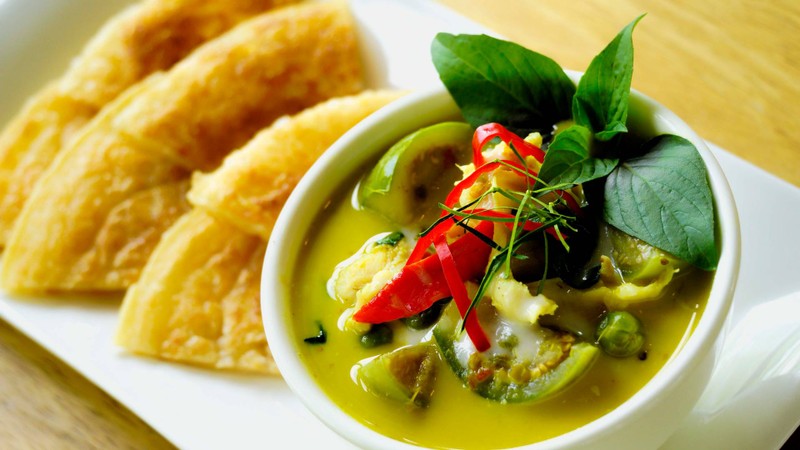 โรตีแกงเขียวหวาน โรตีทอดกรอบนอกนุ่มใน กินคู่กับแกงเขียวหวาน เป็นคู่ที่ลงตัวพอดี