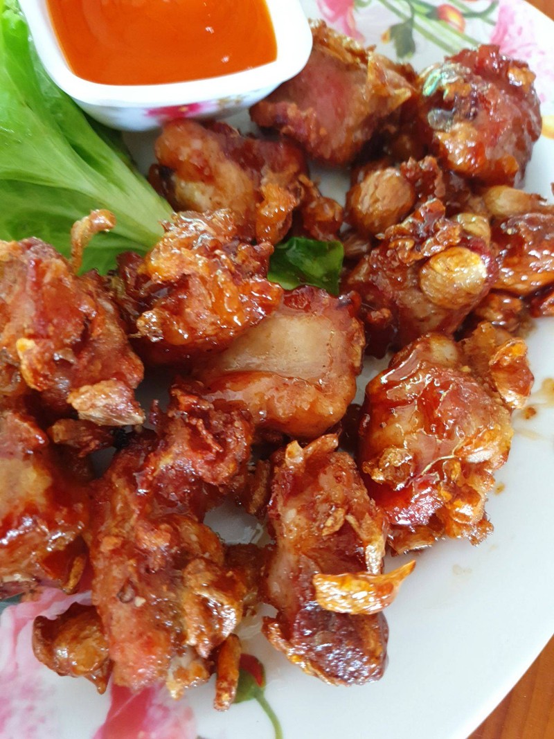 ซี่โครงอ่อนทอดกระเทียม ออกหวานๆหน่อย 80.-