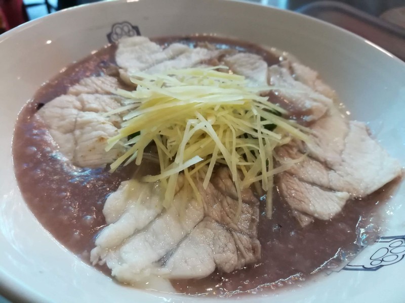 ปลาชิ้นใหญ่แล่บาง ลวกสุกพอดี ไร้กลิ่นคาว