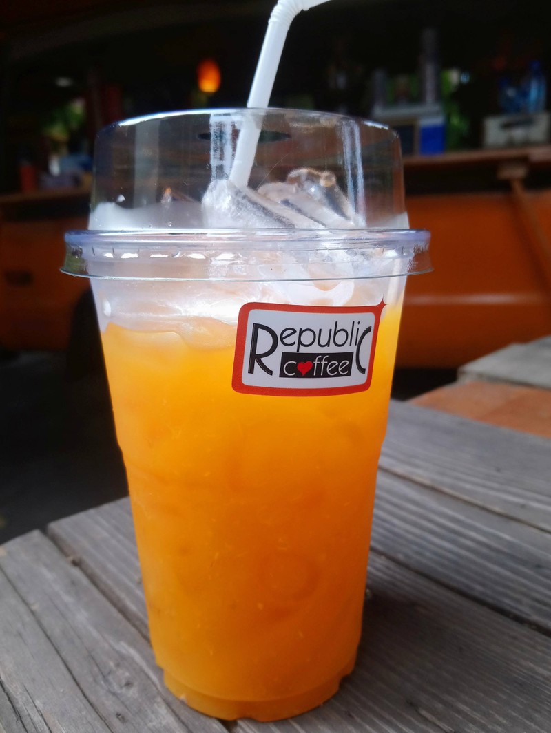 น้ำส้ม​สด​ 100​%