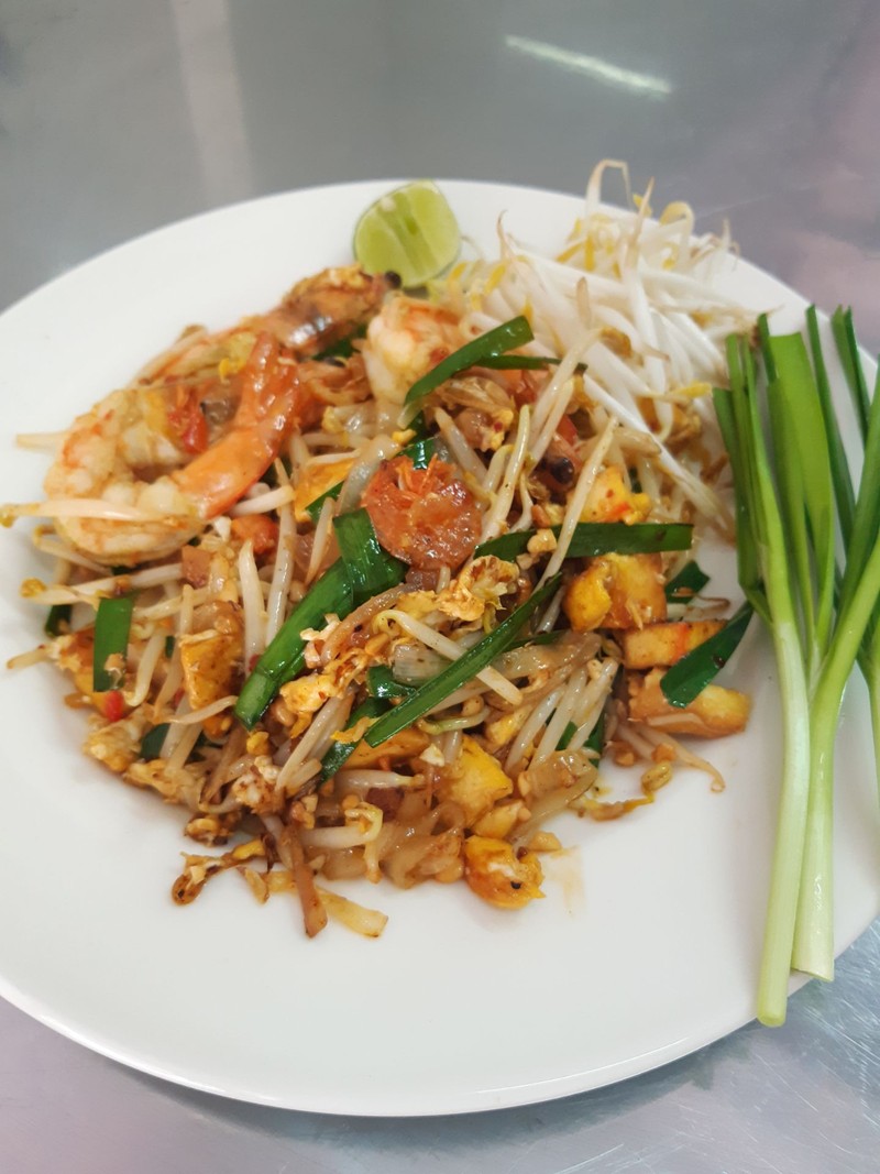 ผัดไทยกุ้งสดอร่อยเข้มข้น