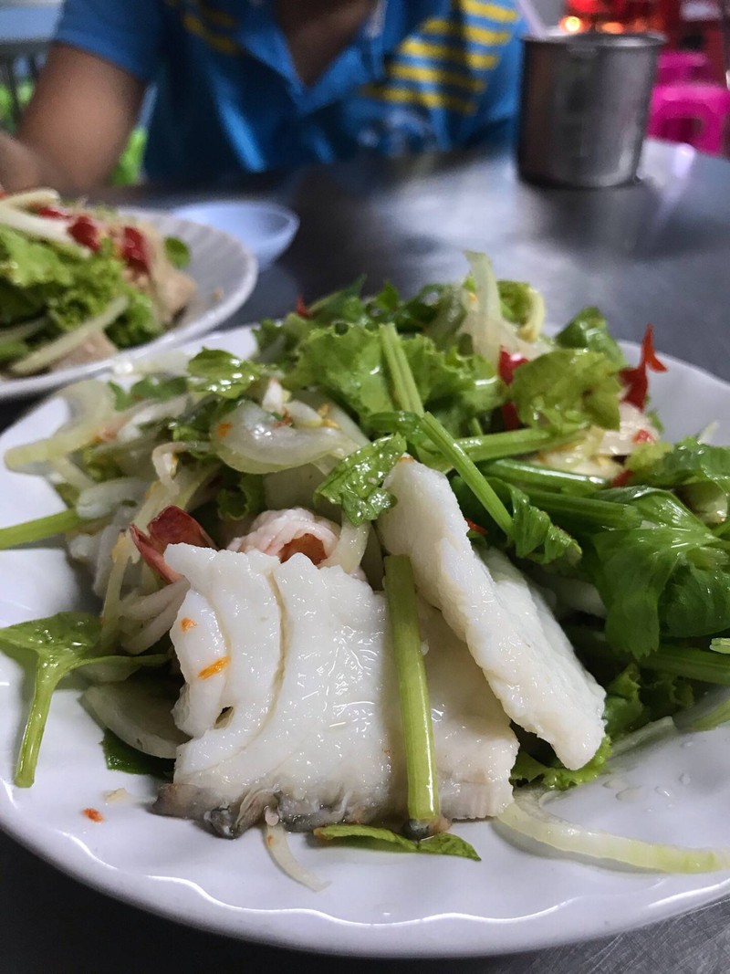 ยำปลา กุ้ง เปรี้ยวหวานกำลังดี