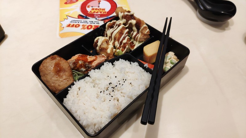 เบนโตะไก่และแซลม่อนเทมปุระราดด้วยซอสมายองเนส