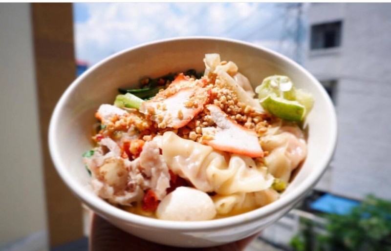 บะหมี่เกี๊ยว สามหมู หมูแดง หมูเด้ง หมูกรอบ+ลูกชิ้น