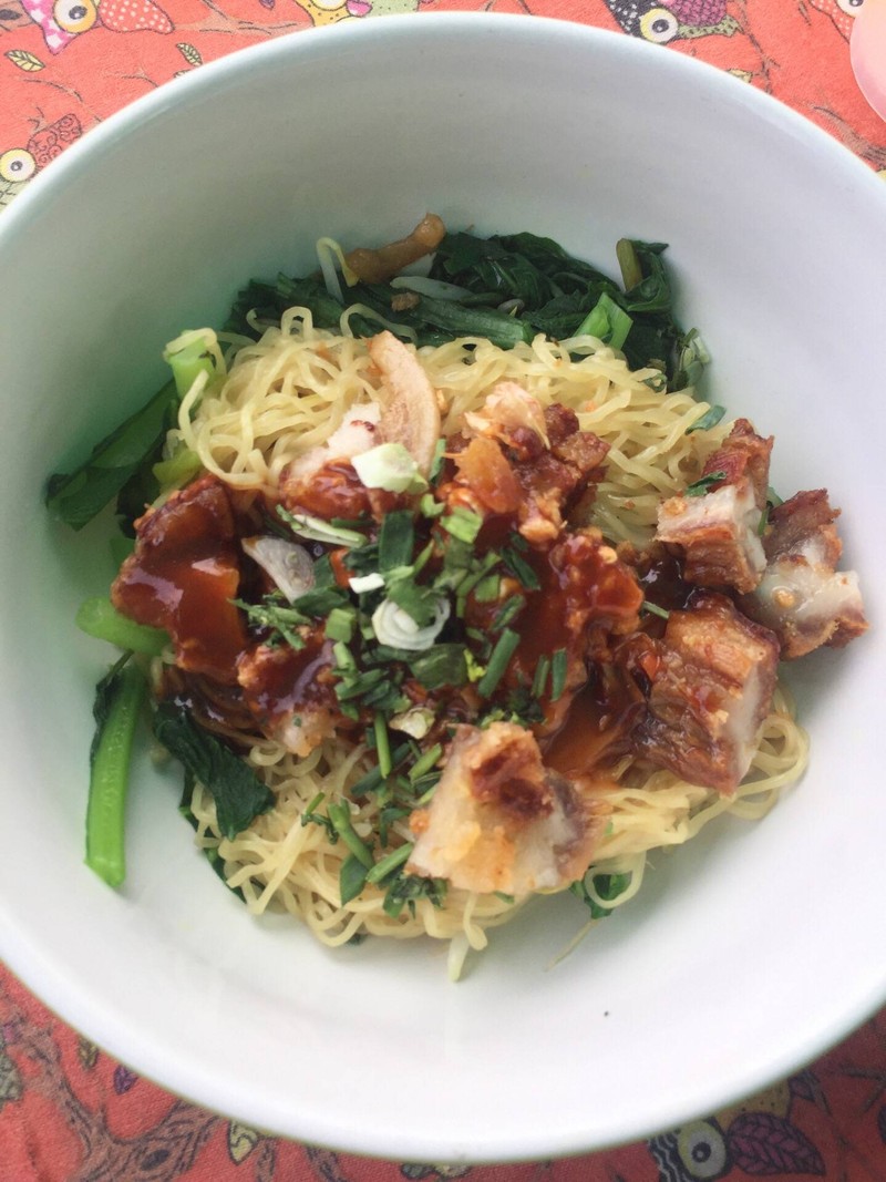 บะหมี่แห้งหมูกรอบ