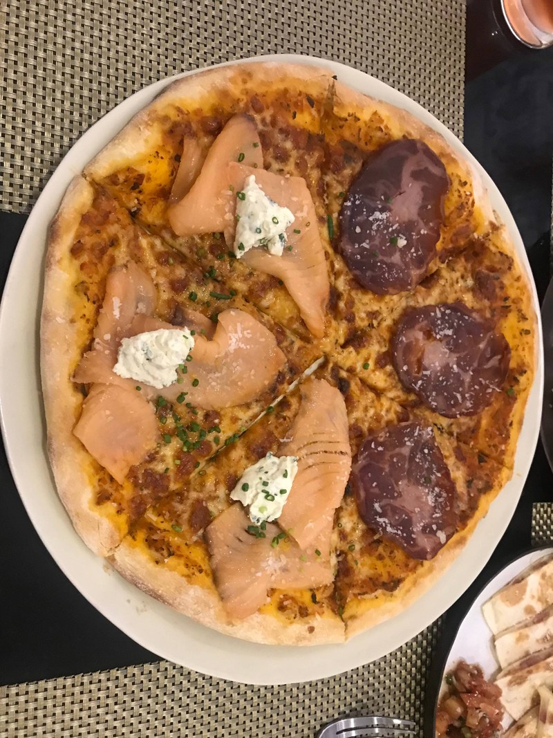 Pizza ถาดใหญ่แถมอร่อย แป้งบางกรอบ เพื่อนๆบอกอร่อยมาก หนักเครื่องเต็มๆไม่อั้น