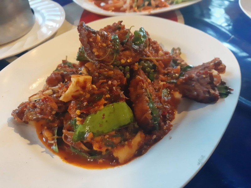 ปลาอินทรีย์ทอดผัดเผ็ด